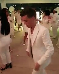 Este invitado a una fiesta se carga el suelo del piso con un baile acrobático