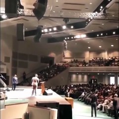 VIDEO: Un pastor 'levita' en la iglesia a la vista de todos