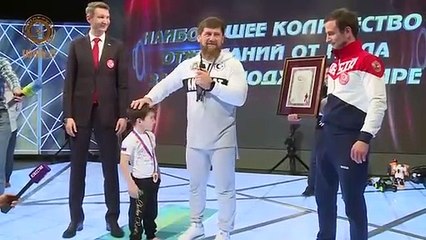 Este niño ruso hace más de 3.000 flexiones en 2,5 horas y bate 6 récords