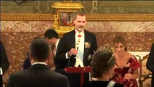El embarazoso vídeo de la reina Letizia en pleno brindis que da pábulo a más cuentos chinos