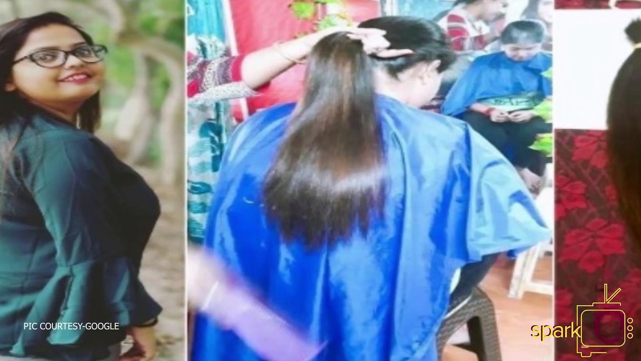ক্যান্সার রোগীদের জন্য চুল কেটে ন্যাড়া হল যুবতী