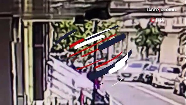 Evin duvarına çarptı, 'özür dilerim' deyip kaçtı