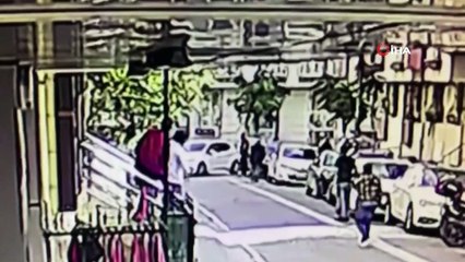 Evin duvarına araçla dalan kadın sürücü “özür dilerim” dedikten sonra kaçtı