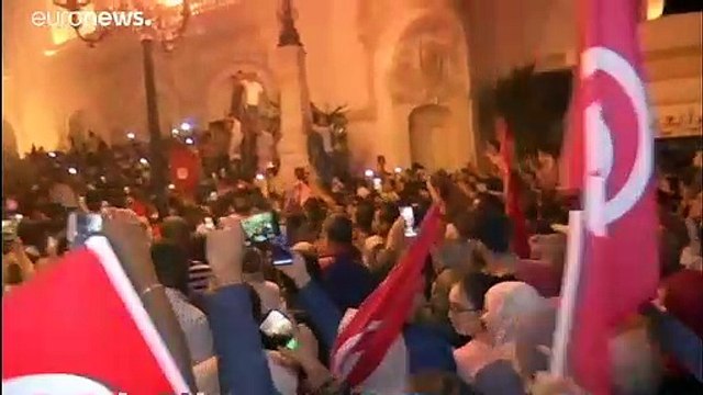شاهد: الاحتفالات تعم تونس بعد إعلان فوز قيس سعيد بالإنتخابات الرئاسية وفقا للاستطلاعات