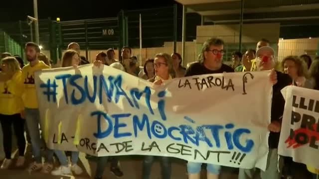 Sentada independentista a las puertas de la prisión de Lledoners
