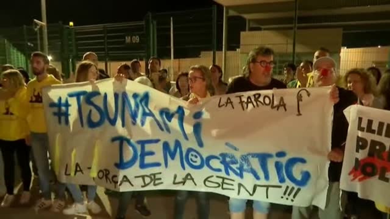 Sentada independentista a las puertas de la prisión de Lledoners