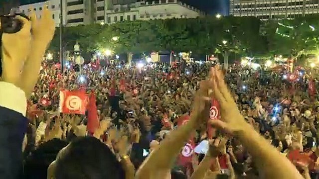 الاحتفالات تعم تونس بعد اعلان فوز قيس سعيّد في الانتخابات الرئاسية وفقا لاستطلاعات