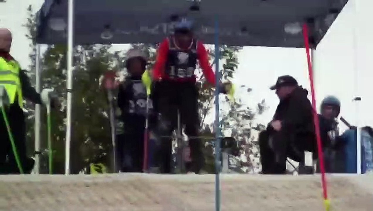 Ski : il fait un soleil au départ d'un slalom sur ses skis !