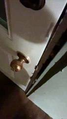 Il ouvre sa porte : un éclair frappe en face de chez lui !