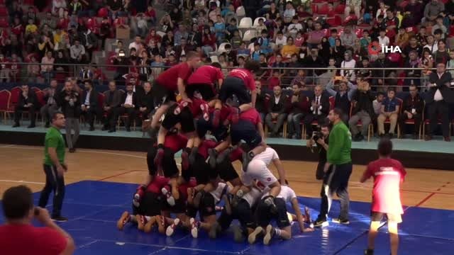 Barış Pınarı Harekatı'na destek için öğrenciler insandan kule yapıp Türk bayrağı açtılar