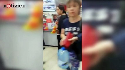 Zingara bloccata al supermercato dalla sicurezza: nascondeva la merce nella gonna | Notizie.it