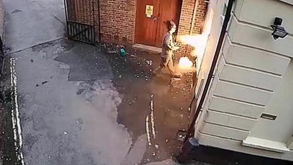 Un pyromane et suprémaciste blanc se prend un retour de flamme en incendiant une synagogue