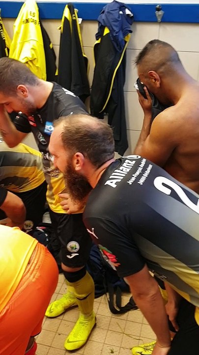 La joie des séniors dans les vestiaires après leur victoire face à  la Clermontaise2