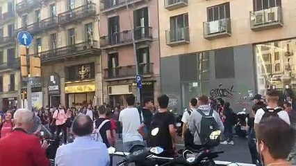 Cientos de estudiantes salen a la calle para manifestarse en contra de la sentencia del Procés