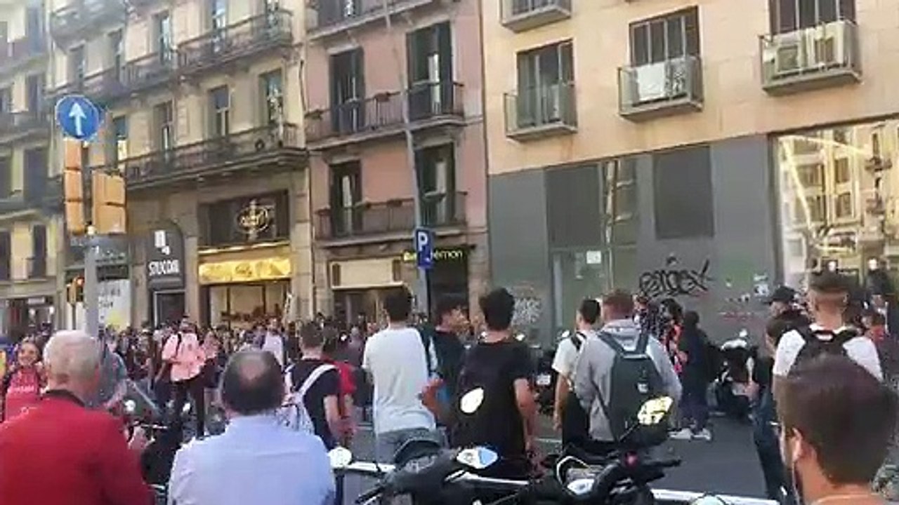 Cientos de estudiantes salen a la calle para manifestarse en contra de la sentencia del Procés
