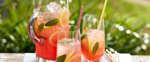 طريقة تحضير عصير الليمون الوردي