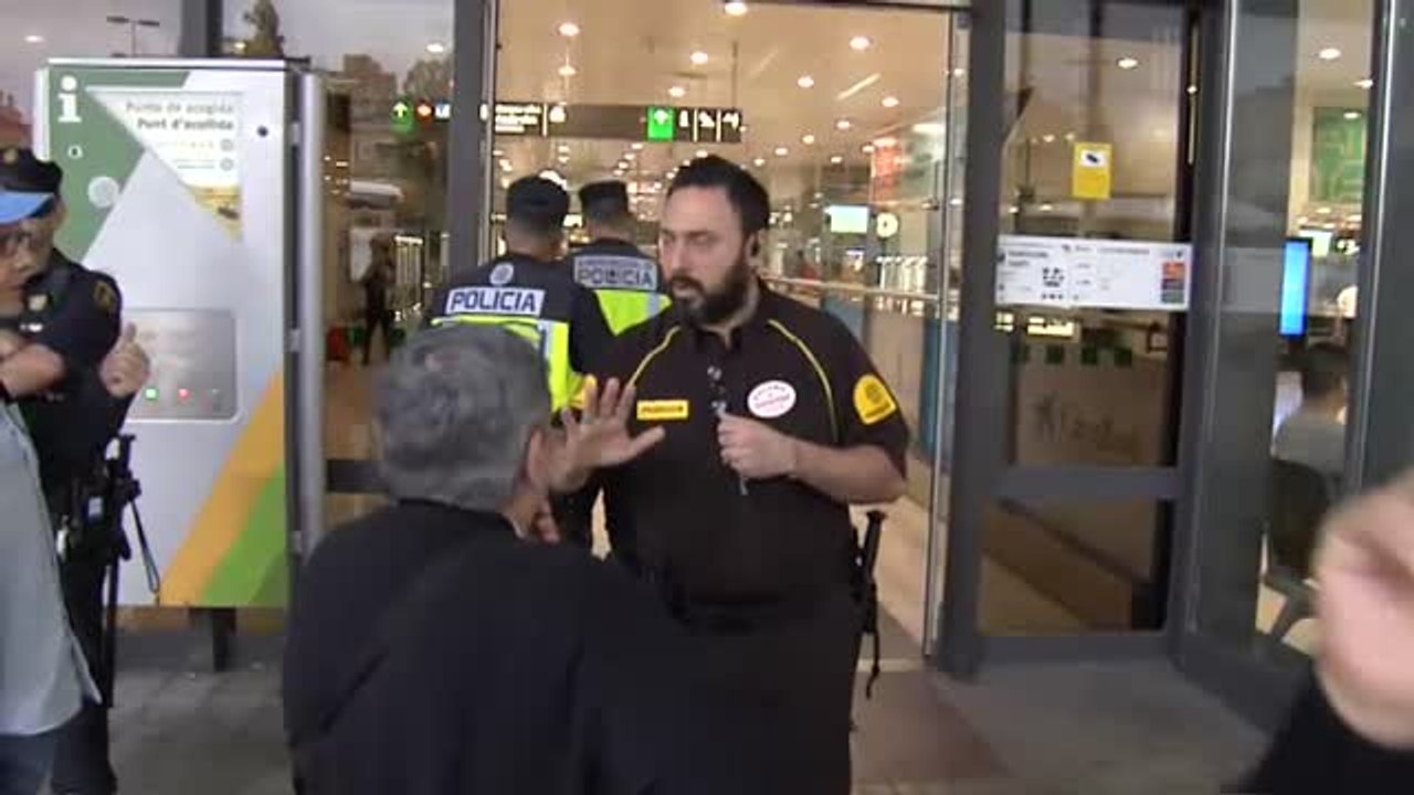 Policía y Guardia Civil custodian los accesos a la estación de Sants de Barcelona