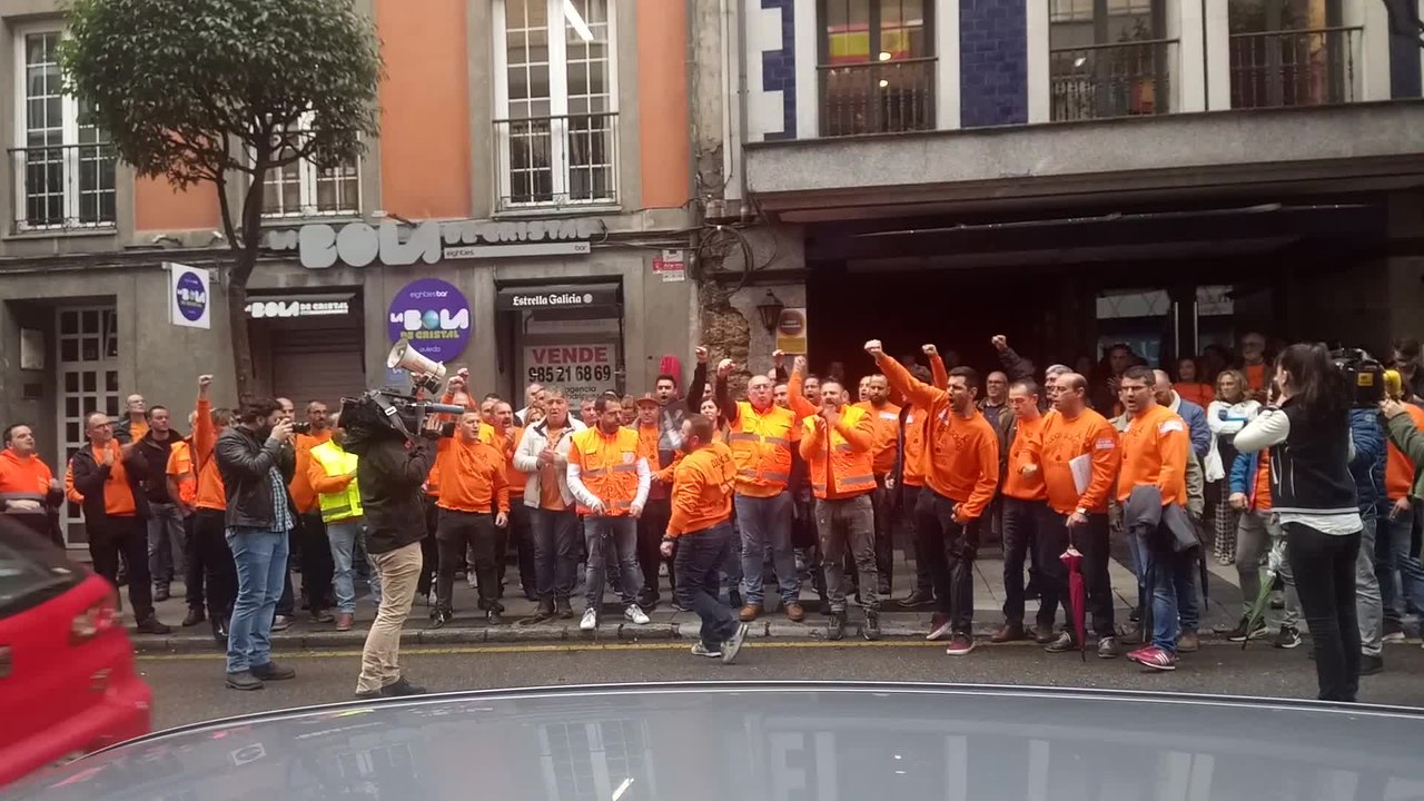 Trabajadores de Vesuvius antes de resunirse con directivos