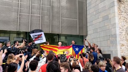 Una concentrada en Girona exhibe una bandera española