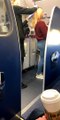 Un homme ivre vomit sur les cheveux d'une femme dans un avion
