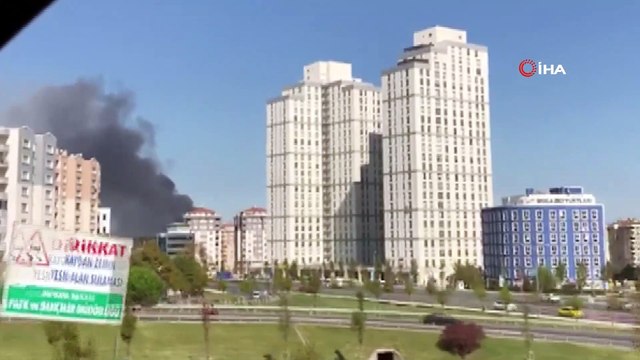 Esenyurt'ta 4 katlı binanın çatısında yangın çıktı. Olay yerine çok sayıda itfaiye ekibi sevk edildi.