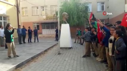 Okul bahçesinde öğrencilerden komando marşı