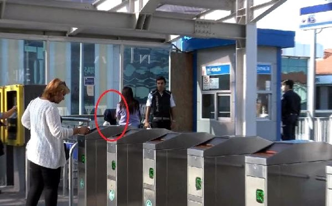 Genç kız çığlık attı, metrobüsteki şüpheli yakalandı