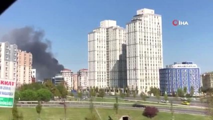 Esenyurt'ta 4 katlı binanın çatısında yangın çıktı.