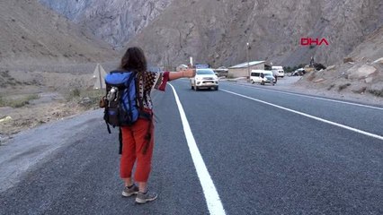 Hakkari otostopla çıktığı türkiye turunu, hakkari'de tamamladı