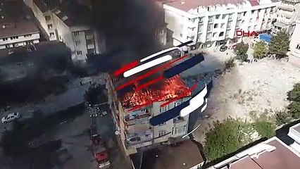 Esenyurt'ta 4 katlı binanın çatısında yangın