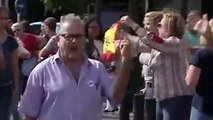 ¡Los que se dicen pacíficos! Vean el brutal golpe en la cara de un violento independentista a la señora que portaba una bandera española