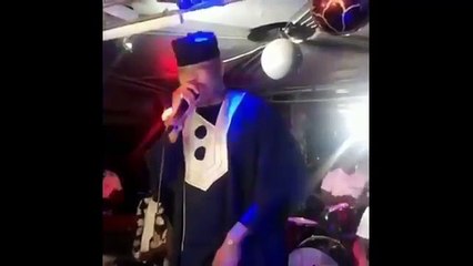 El Hadji Diouf devient "tassoukate" et surprend le public de Pape Diouf