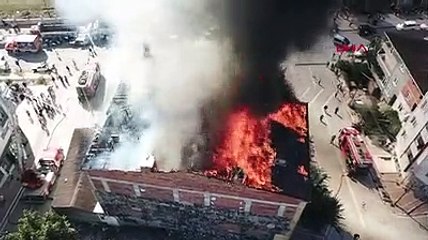 Esenyurt'ta 4 katlı binanın çatısında yangın çıktı