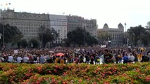 Miles de personas se concentran en la plaza Catalunya en Barcelona contra la sentencia