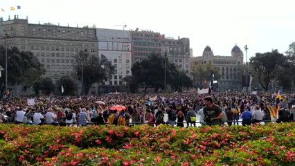 Miles de personas se concentran en la plaza Catalunya en Barcelona contra la sentencia