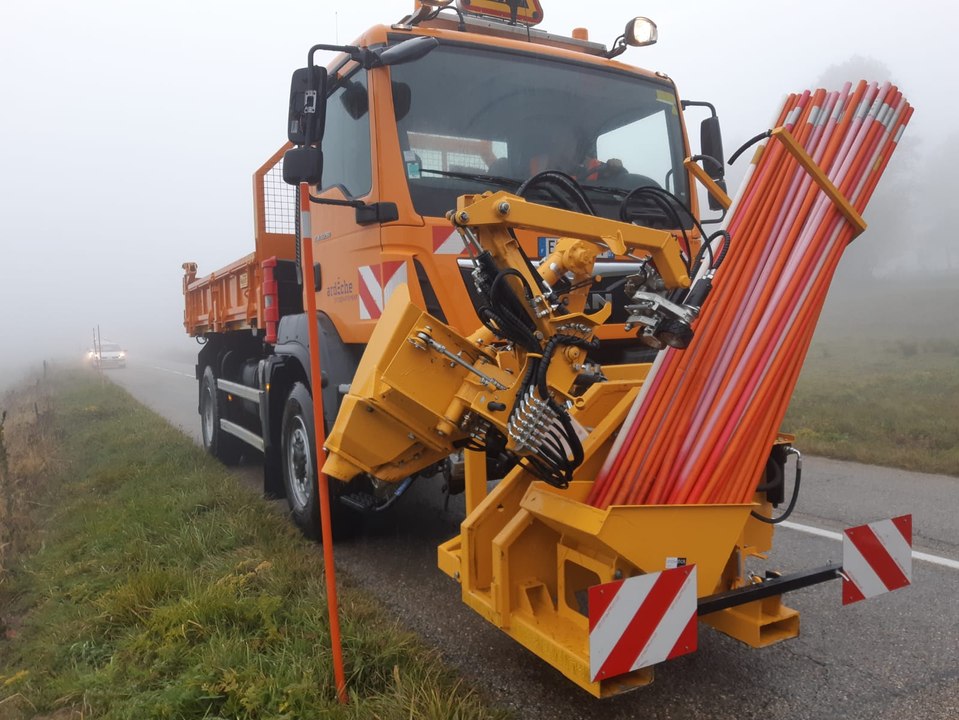 Le département de l'Ardèche a investi dans une machine pour planter les baliveaux (les piquets neige)