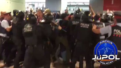Cargas de los Mossos en el Prat