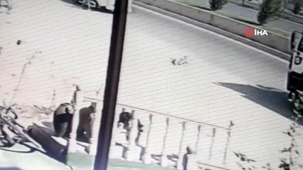 Yolun karşısına geçmeye çalışırken kamyonun çarpmasıyla metrelerce böyle sürüklendi