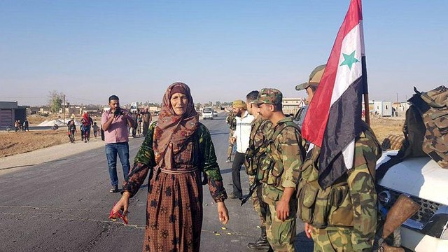 Tropas sírias aproximam-se da fronteira turca