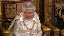 UK, Elisabetta II detta i tempi per la Brexit nel suo discorso al Parlamento