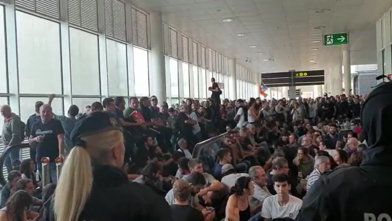 Sentada en el Aeropuerto de Barcelona contra la sentencia del 'procés'