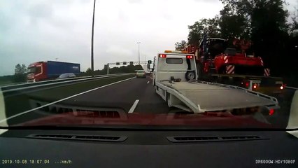 Le conducteur d’une dépanneuse oublie de regarder son angle mort et provoque un accident