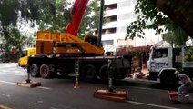 Caminhão-guindaste interdita duas pistas da Rua Minas Gerais, no Centro