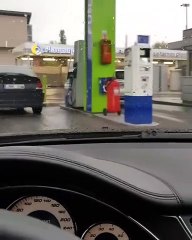 Surprise à la pompe à essence