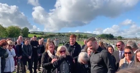 À son enterrement, il fait pleurer de rire tous ses proches avec un message préenregistré provenant de son cercueil