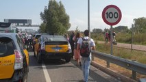 Pasajeros intentan llegar a El Prat desde la carretera