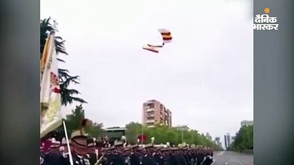 पैराट्रूपर से करतब दिखा रहा जवान खंभे में अटका