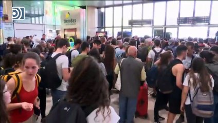 Decenas de personas se han manifestado en los aledaños de la estación de Sants