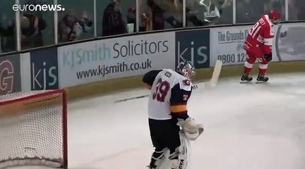 Ex-Chelsea Keeper Cech gibt beeindruckendes Debüt als Eishockey-Torwart