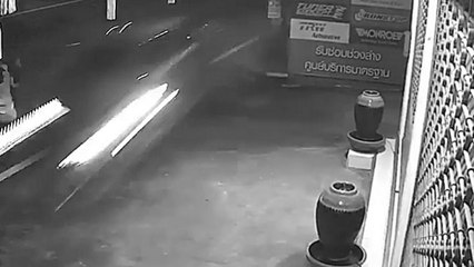 Une femme qui nettoie la route se fait frôler par une voiture qui roule à toute vitesse sur le trottoir